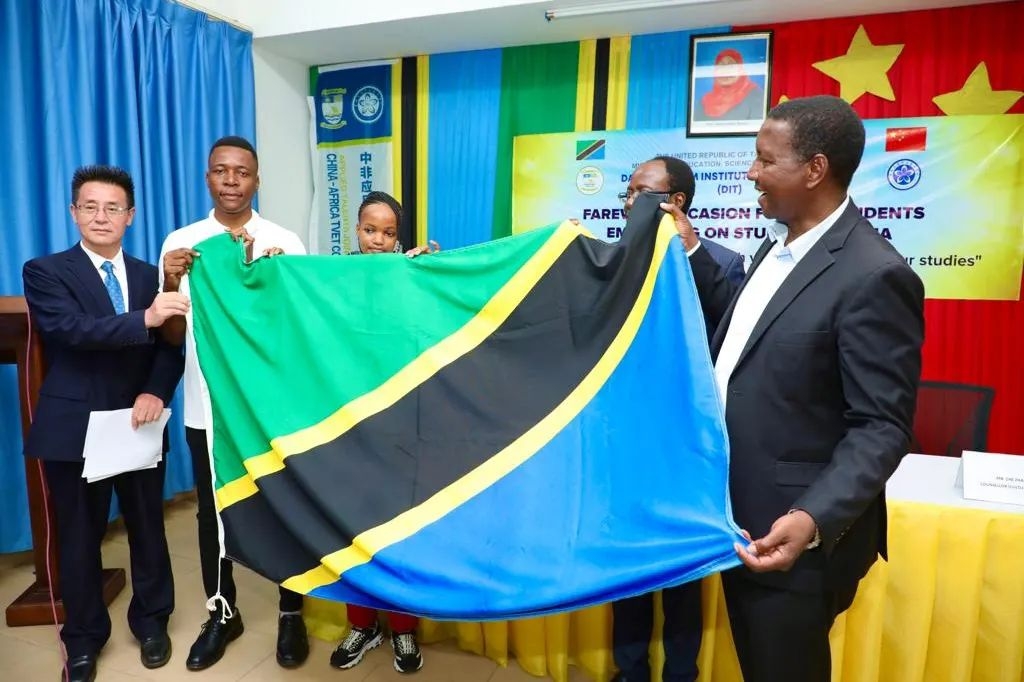 Prof. Adolf Mkenda Amekabidhi Bendera Ya Tanzania Kwa Wanafunzi 30 ...